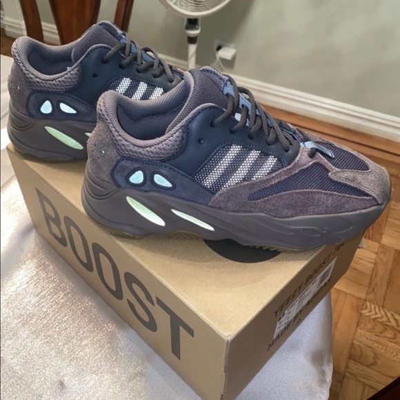 Yeezy Boost 700 ‘Mauve’ Size 8.5 - Picture 4 of 4